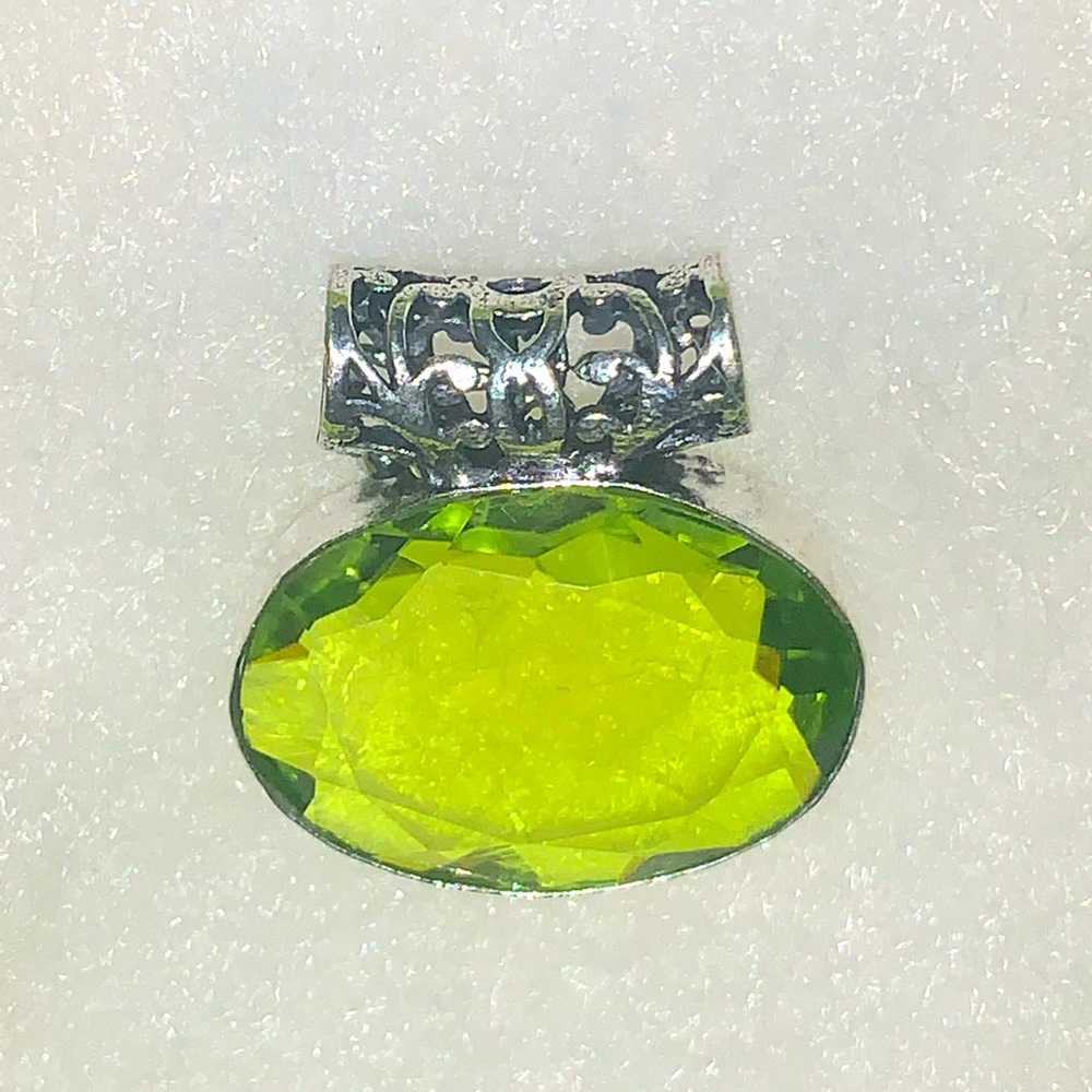 🧙🏼‍♀️🤍💚Estate Sale!💚🤍🧙🏼‍♀️ Gorgeous Peridot Sterling Silver Slider Charm